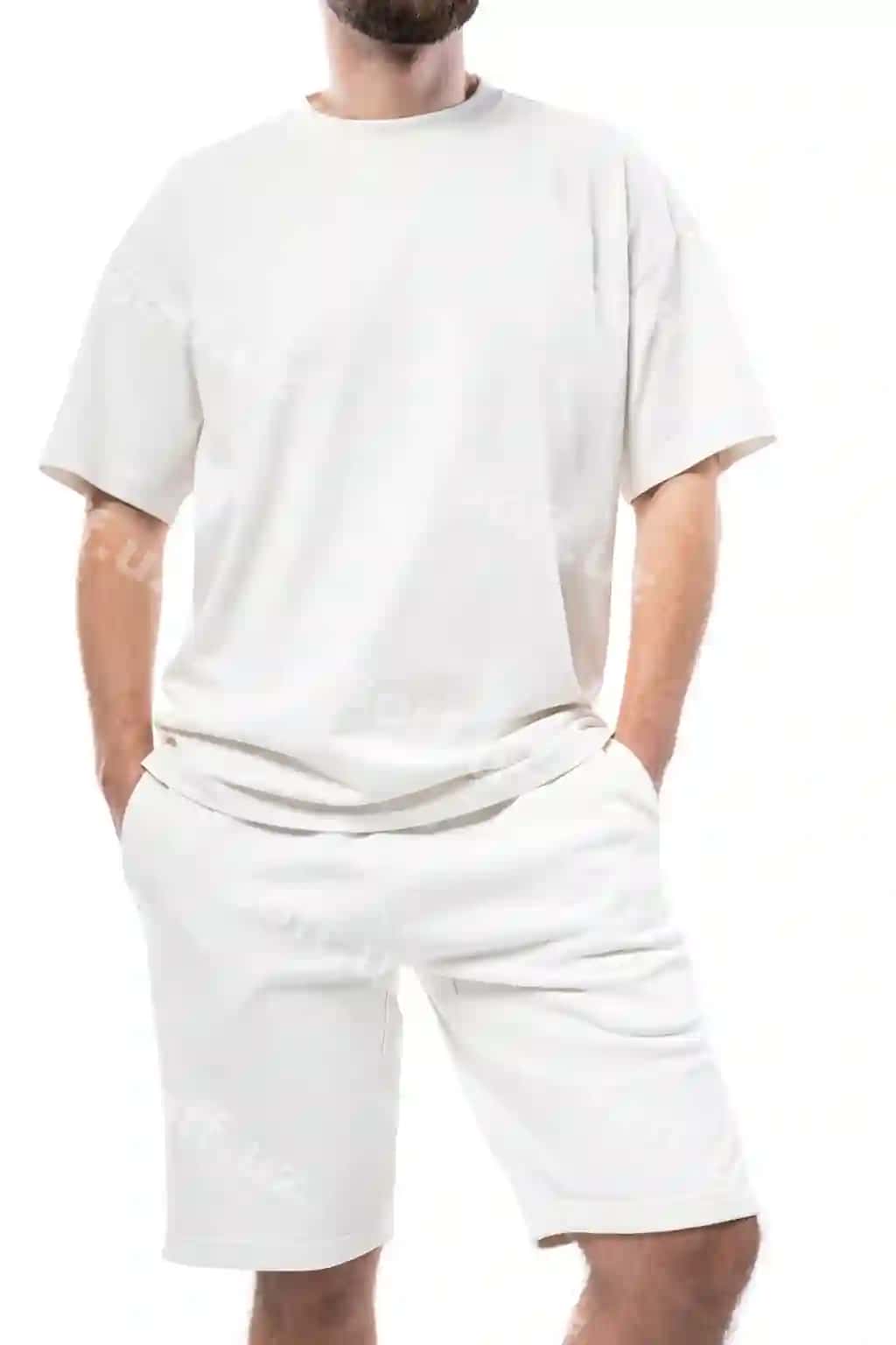 Erkak bo'sh oq fudasi va shortsni kiygan, ajraltirilgan oq fon. | Man wearing blank white t shirt shorts isolated white background