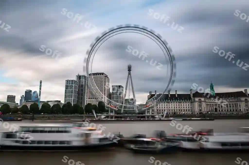 London shahar manzarasi Thames daryosi yonida Millennium aroqali kulrang yomg'irli yoz kuni | London cityscape by river thames with millennium wheel grey rainy summer day
