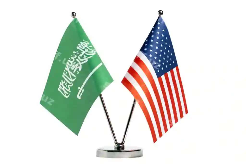 Saudiya Arabistoni Qo'shma Shtatlar stol bayroqlari izolyatsiya qilingan oq fon | Saudi arabia united states table flags isolated white background