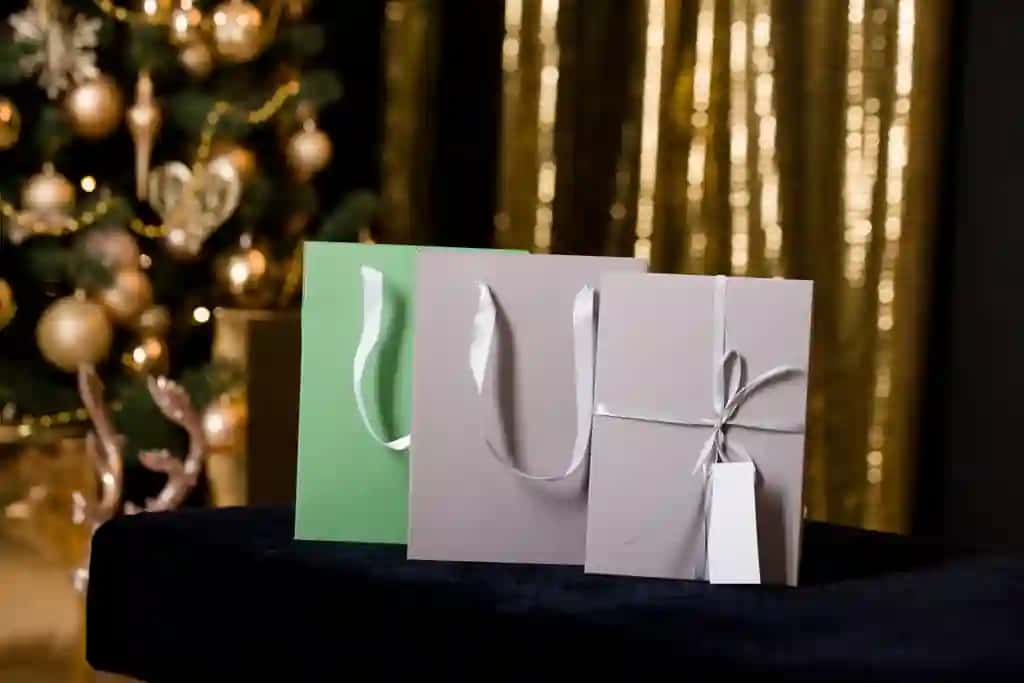 Rojdestvo daraxti stolidagi xarid qilish paketlari | Shopping bags by christmas tree table