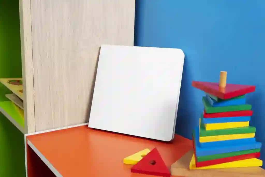 Yuqori ko'rinishdagi karton bolalar kitobi maketi | Top view cardboard baby book mockup