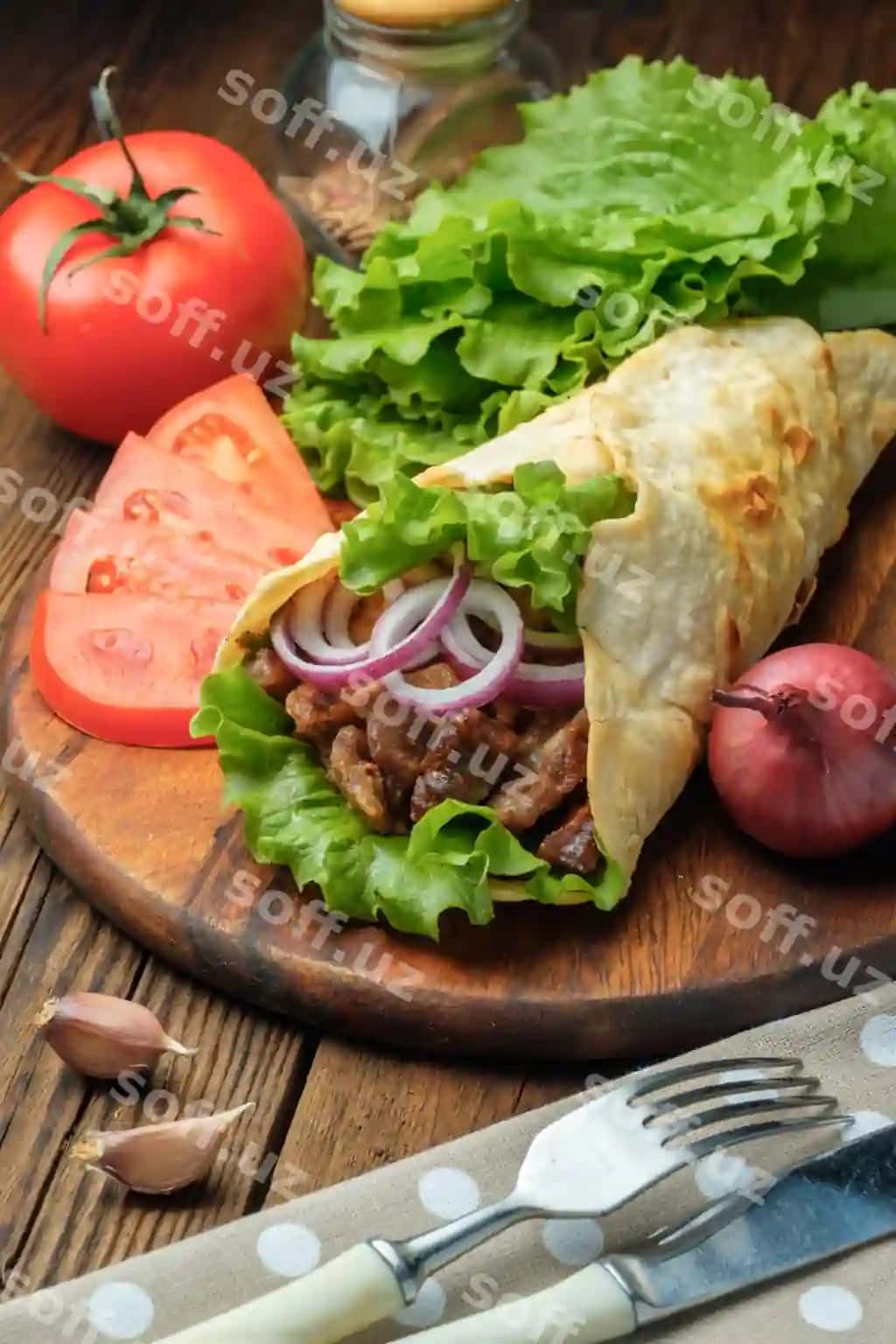 Doner kebab va shawarma (gosht, piyoz, salat) qirqish doskasida, oq eski yog'och jadvalda yotiyapti. | Doner kebab is lying cutting board shawarma with meat onions salad lies white old wooden table