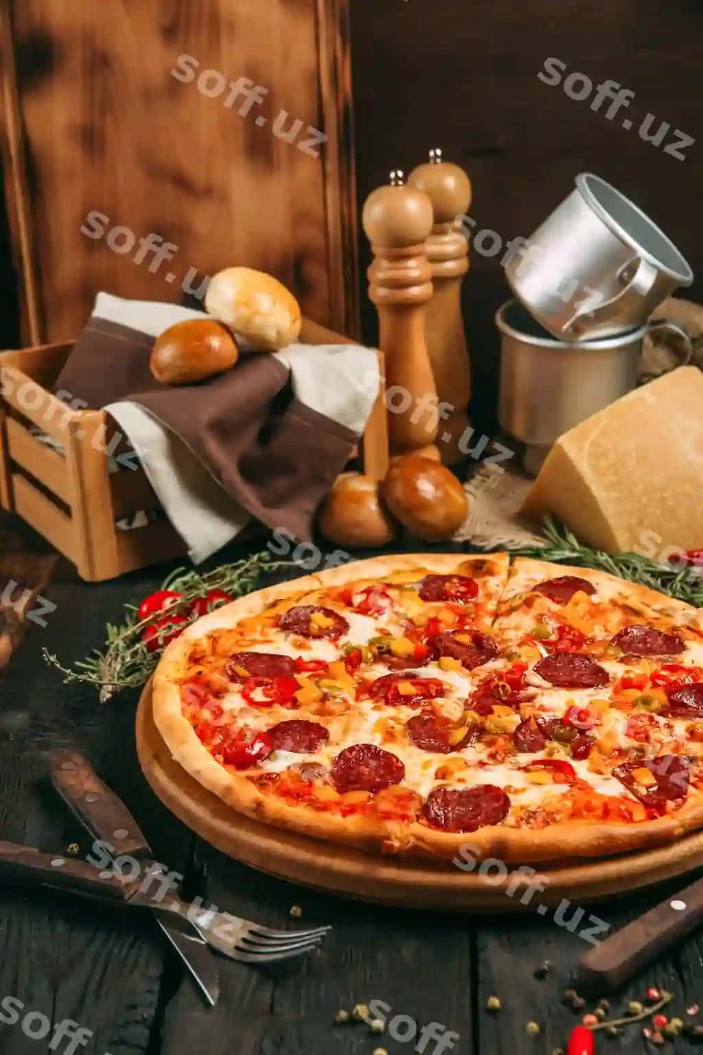 Tomon ko'rinishi mazali sodda pitsa qalapnavar qora doska qorong'iq yong'oq fonda vertikal | Side view delicious savory pizza with pepperoni pepper black board dark wooden background vertical