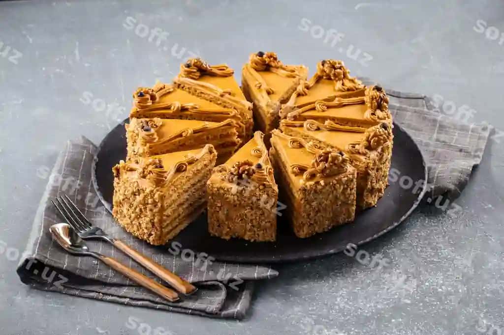 Tomon ko'rinishi kesilgan shirin tort kulrang yuza | Side view sliced honey cake grey surface