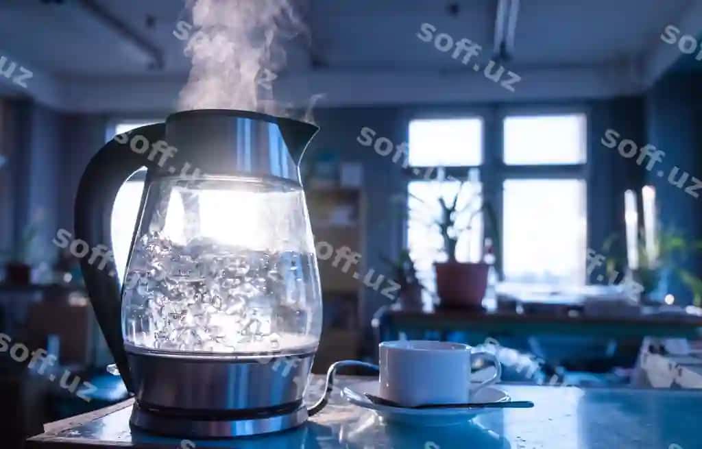 Shaffof choy qozoni suvi quyosh botiriga qisqaradi oynadan emitingan. | Transparent kettle water boils against sunset shining through window
