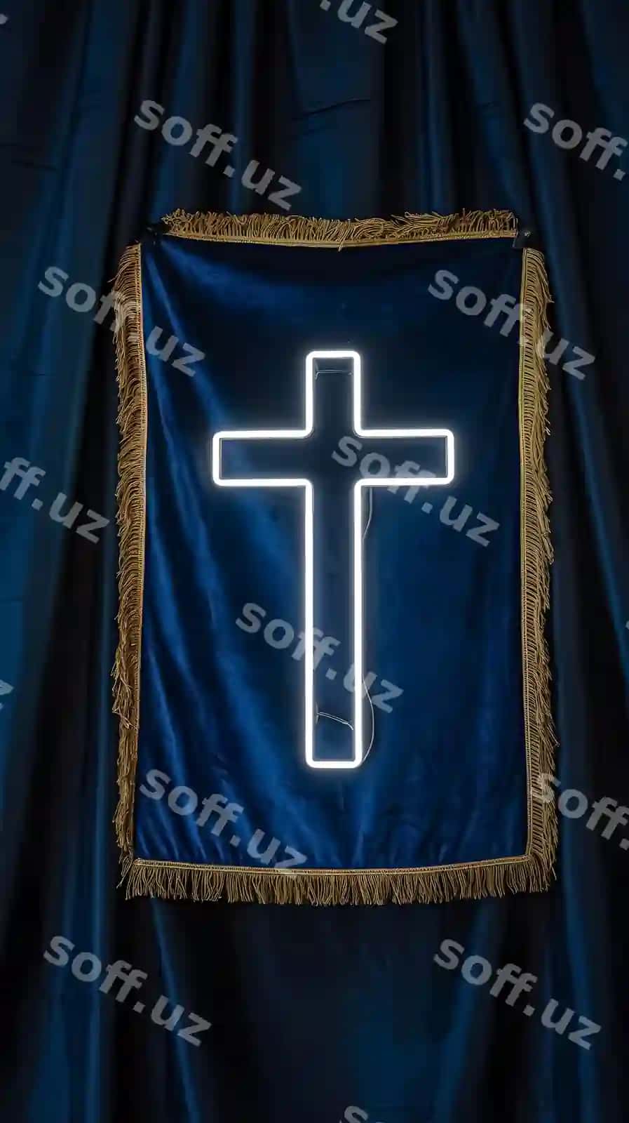 Ko'k so'ng'ich ko'k parda oldida asadi. | Blue crucifix hangs front blue curtain