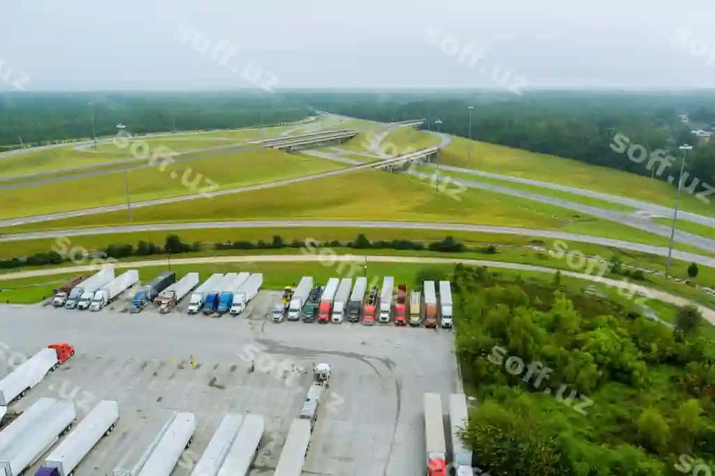 Yuqori burchakli ko'rinishdagi transport vositalari osmonga qarshi yo'l | High angle view vehicles road against sky