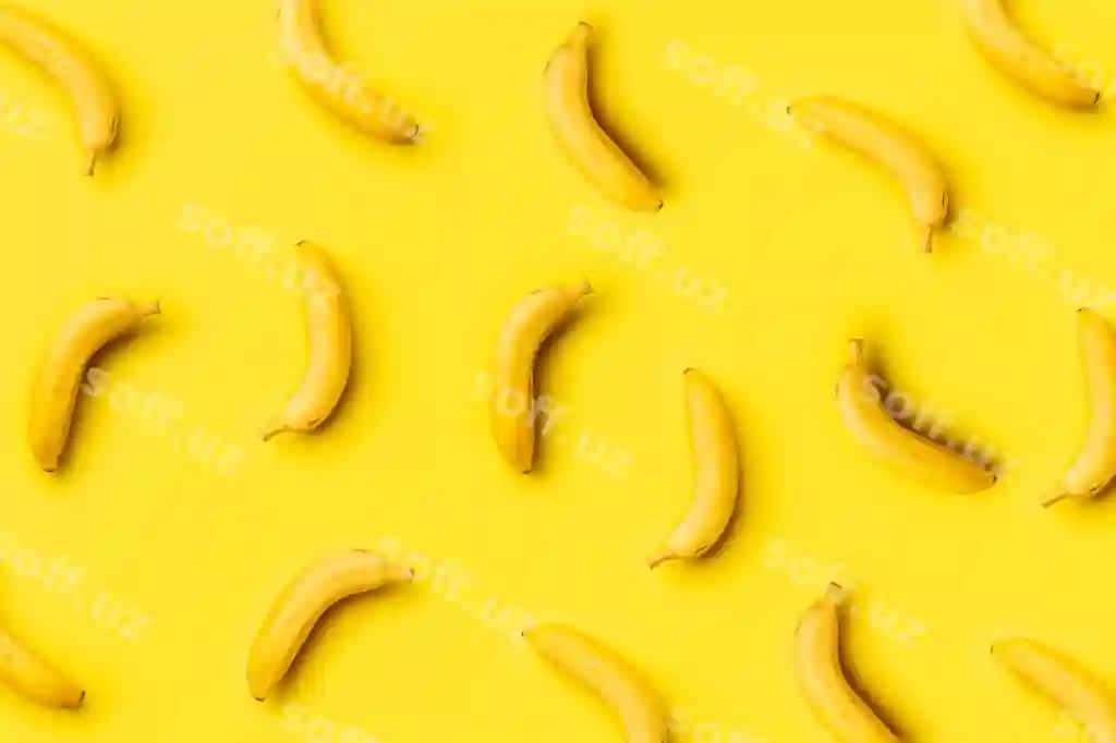 Tasodifiy naqshli pishgan bananli izolyatsiya qilingan sariq fon | Random pattern ripe bananas isolated yellow background