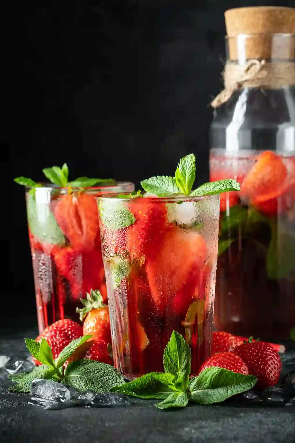 Muzli yalpizli qulupnay bilan yangi limonad | Fresh lemonade with ice mint strawberry