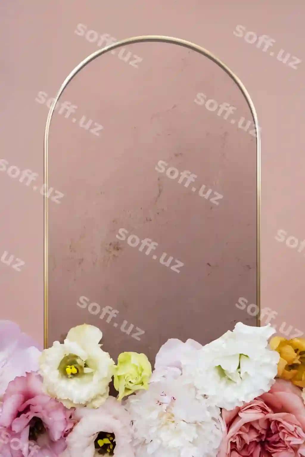 Oltin rangli oval gulli ramka pushti fon | Golden oval floral frame pink background