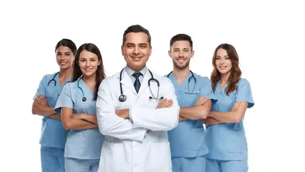 Ishonchli tibbiy guruh shifokori hamshiralar formasi jilmayib turgan kamera shaffof | Confident medical team doctor nurses uniforms smiling camera transparent