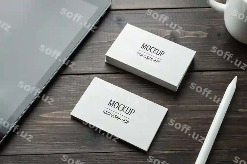 Bo'sh oq biznes karta namunasi psd yog'och planshet stilus va qalam bilan | Blank white business card mockup psd tablet with stylus pencil wood