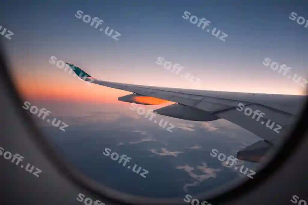 Derazadan quyosh chiqishi ko'rinishidagi qanotli samolyot silueti | Silhouette wing airplane sunrise view through window