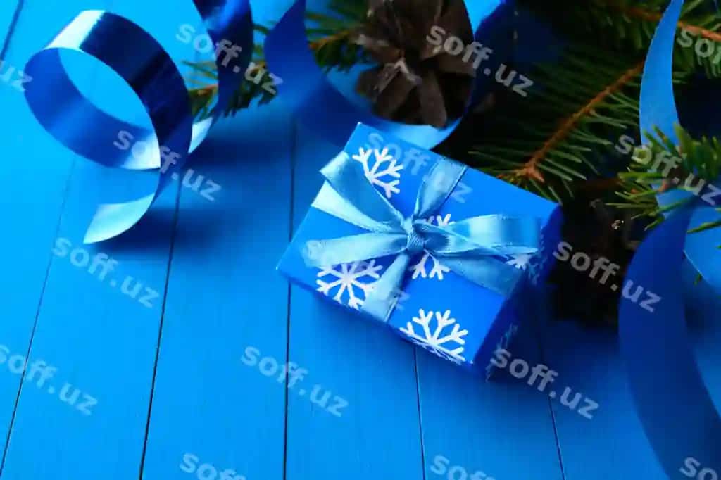 Sehrli joylashuvda ko'k sovg'a qutisi lenta bilan chinar daraxtining davraklari | Magical arrangement blue gift box with ribbons pine tree branches