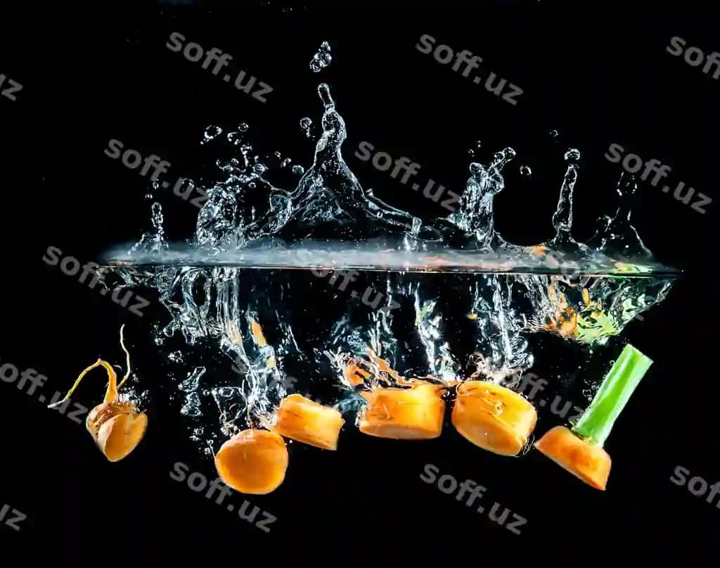 Yaqin rasmda qora fonda suv sgarayotgan | Close up splashing water against black background