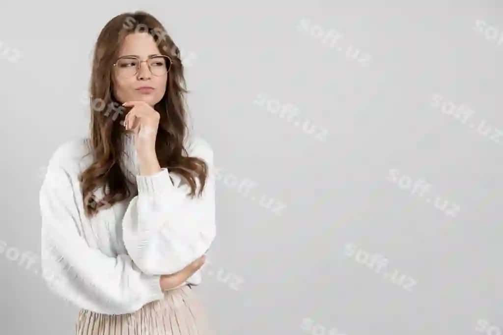 Yosh go'zal ayol posatsiya olishmoqda | Young beautiful woman posing