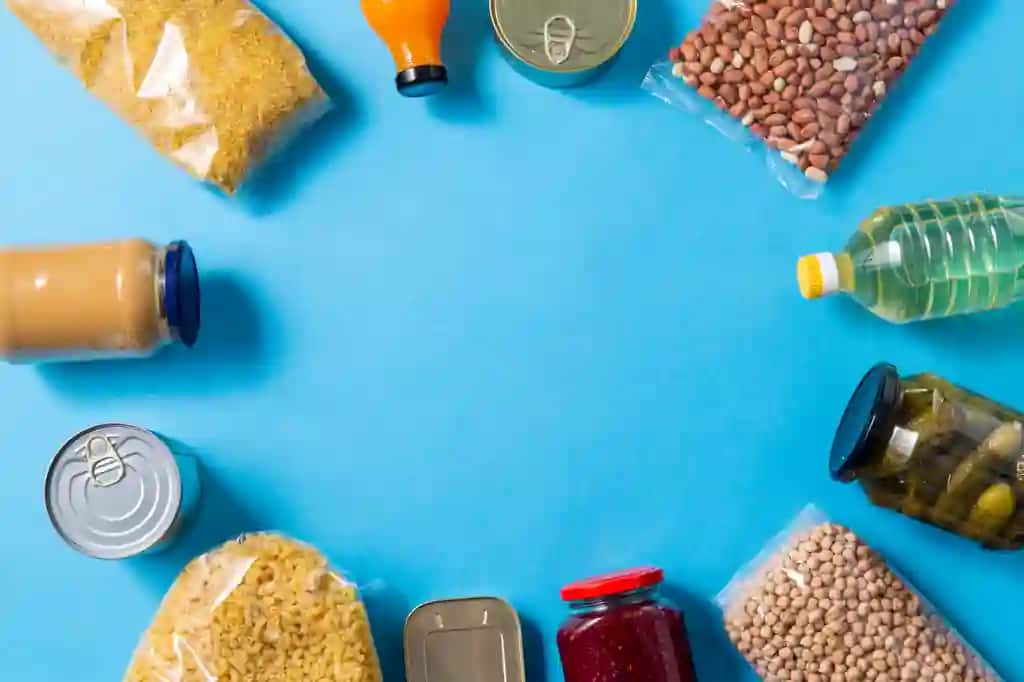 Qadoqlangan oziq-ovqat ko'k fonini yoping | Close up packed food blue background