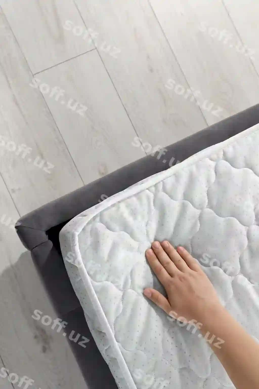 Ayol yumshoq yorqin yashil matrasli uy-joyni tegmoqda yuqori ko'rinish | Woman touching soft light green mattress bed top view