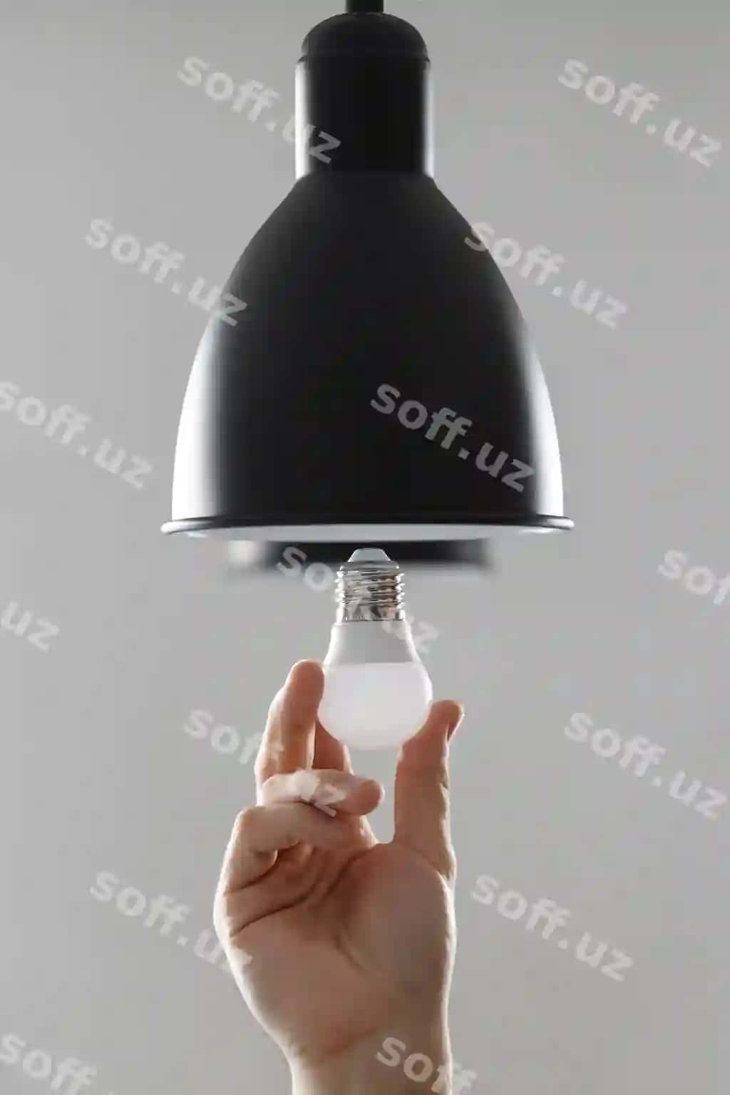 O'zgaruvchan lampochka LED lampochka pol chiroq qora rang och kulrang fon | Changing bulb led bulb floor lamp black colour light gray background