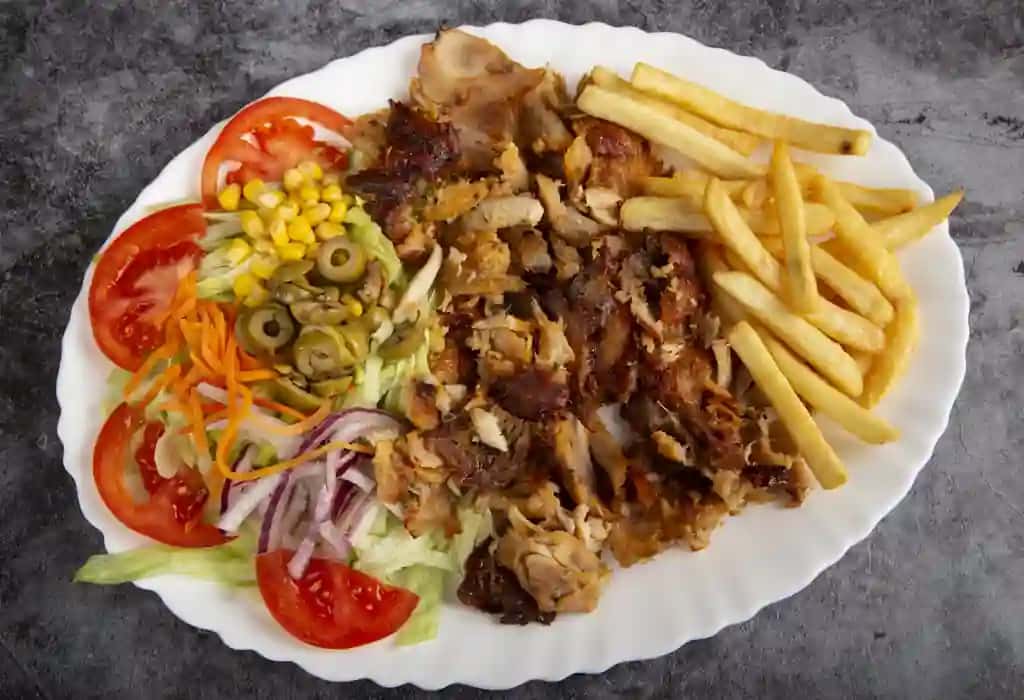 Kabob sendvich oq plastinka izolyatsiyalangan | Kebab sandwich white plate isolated