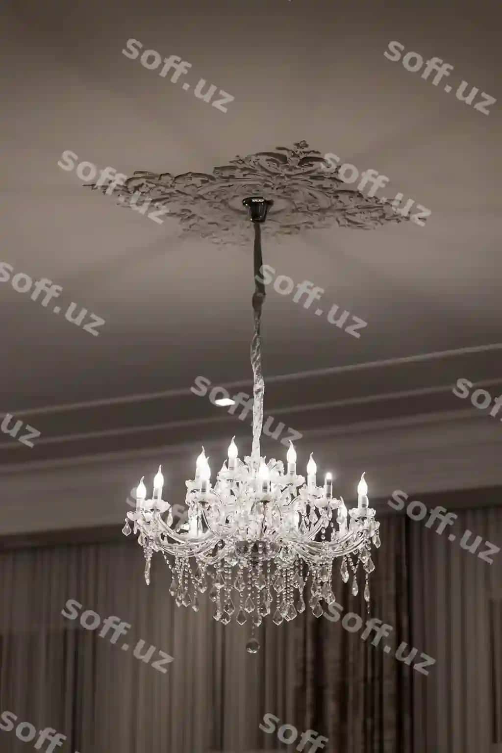 Kulrang divanli kofe stoli bilan zamonaviy yashash xonasining ichki qismi, oqshom chiroqlari | Interior modern living room with grey sofa coffee table glowing lamps evening
