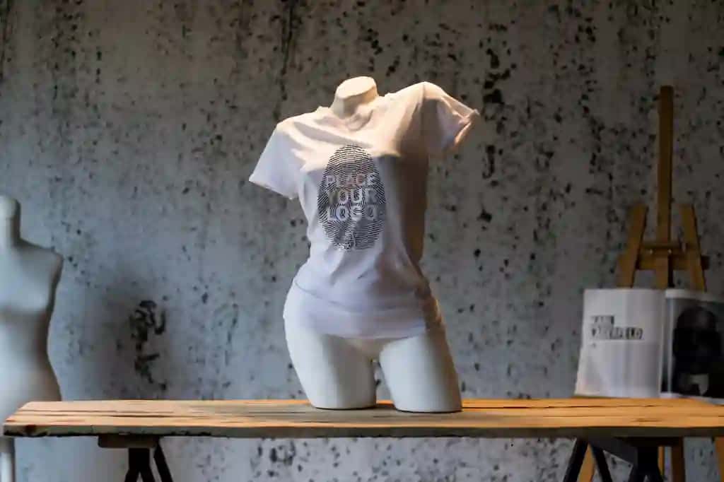 Logotipingizni yasang, deb yozilgan oq ko'ylakli maneken | Mannequin with white shirt that says make your logo it
