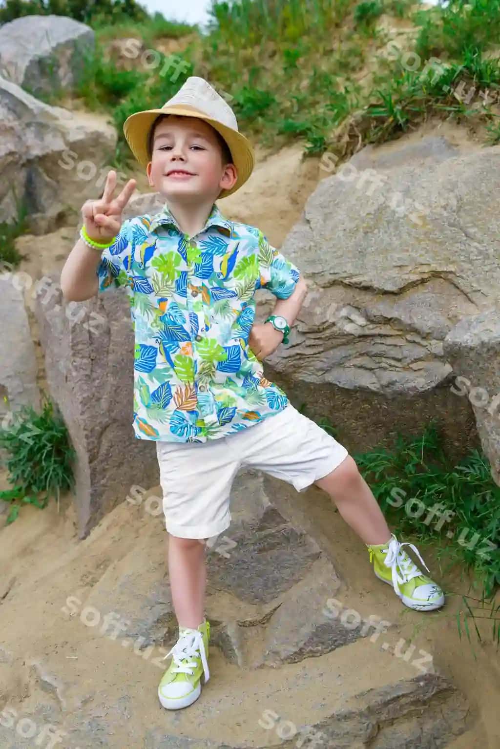 Yosh sayohatchi tosh shapka orqa fonda | Young traveler hat stone background