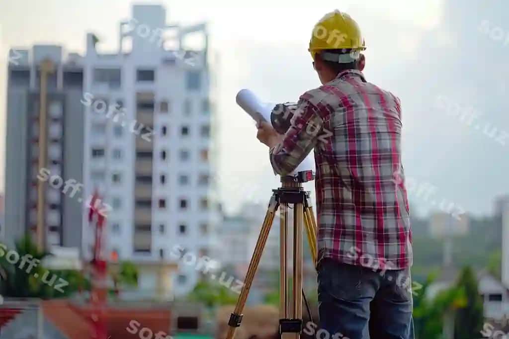 Konturchi qurilish joyida loyihalarni ko'rib chiqmoqda. | Surveyor reviewing plans construction site