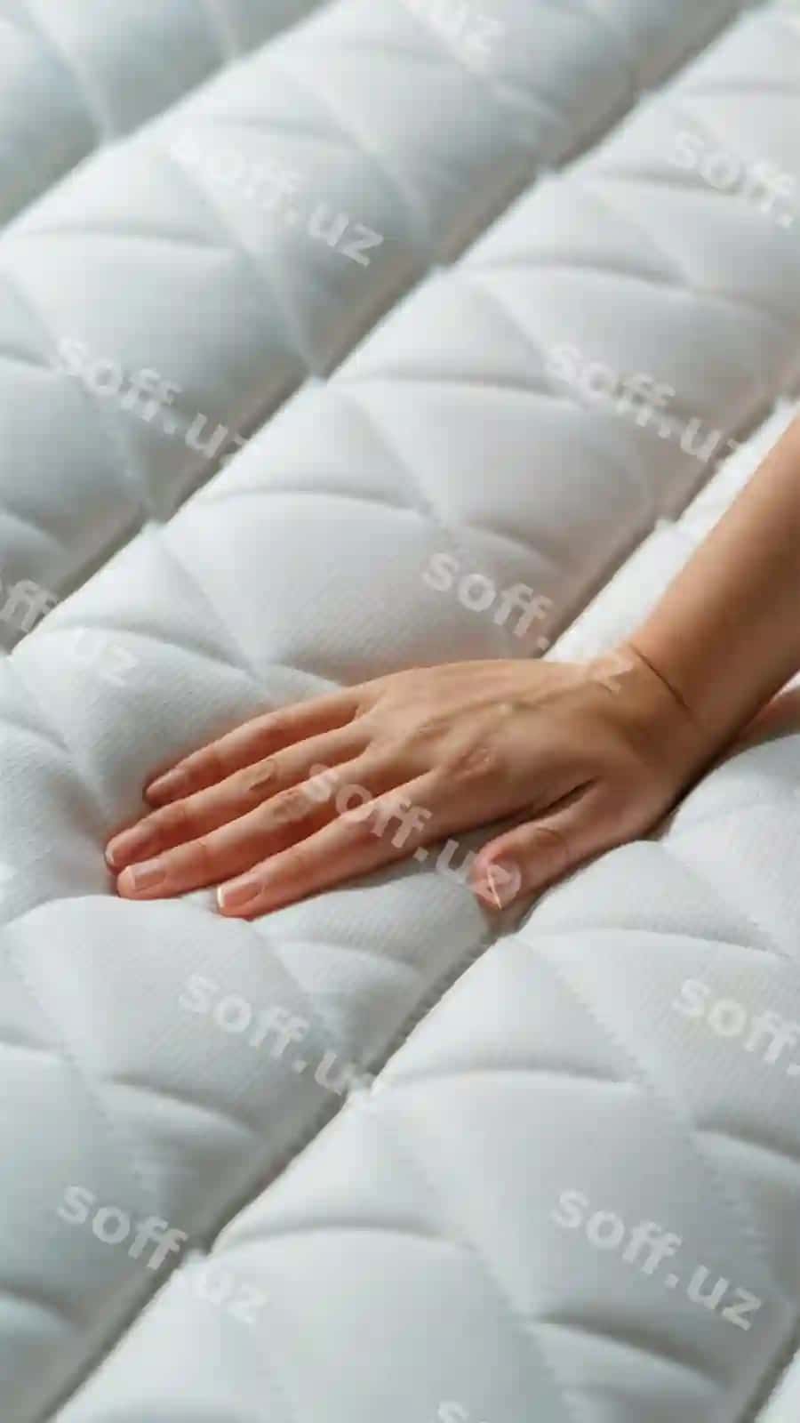 Ayol qo'l oq yotish ustida dam qoymoqda. | Womans hand is resting white bed