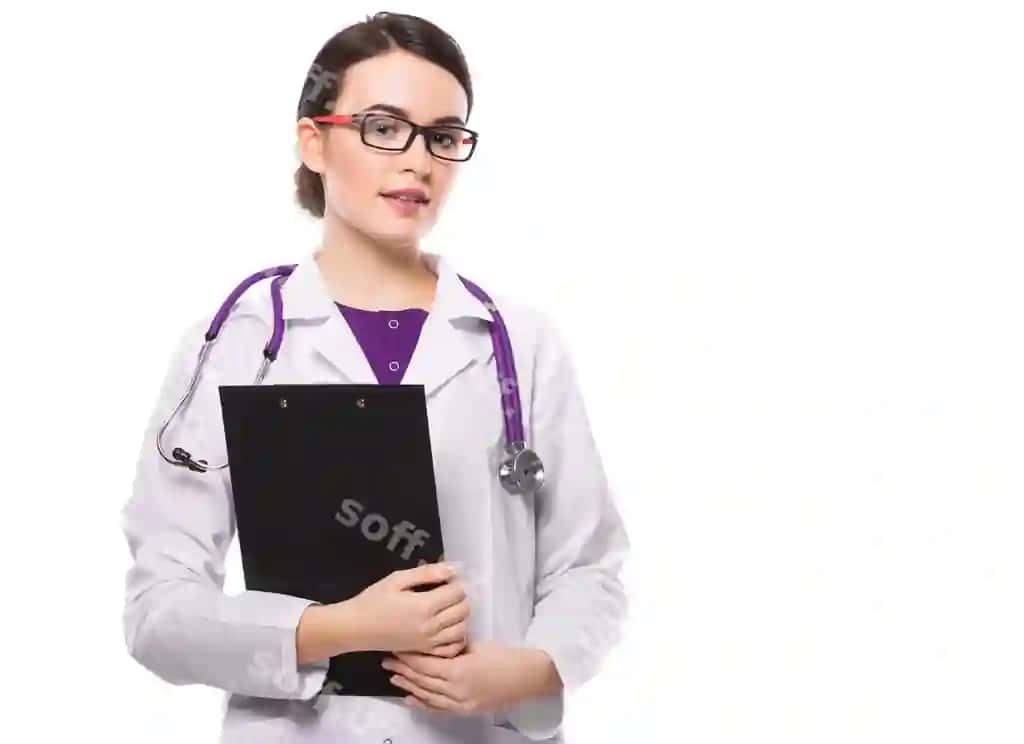 Yosh ayol doktor stetoskop bilan klip bort tutgan qo'llari bilan oq kiyim. | Young woman doctor with stethoscope holding clipboard with her hands white uniform