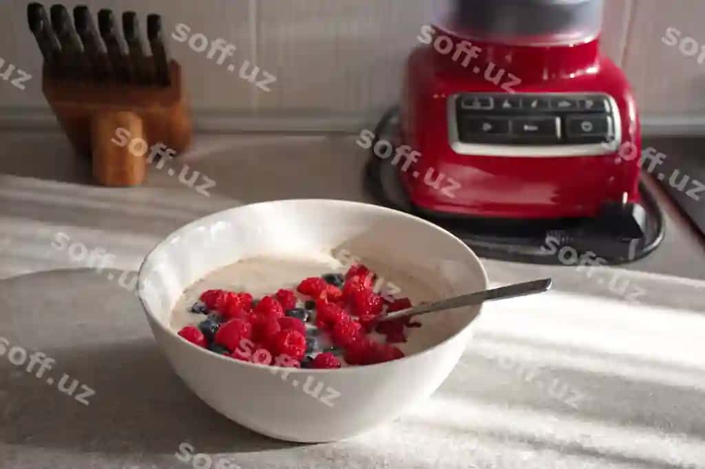 Yaqinlikda qizil mevalar chaqmoq stol | Close up red fruits bowl table