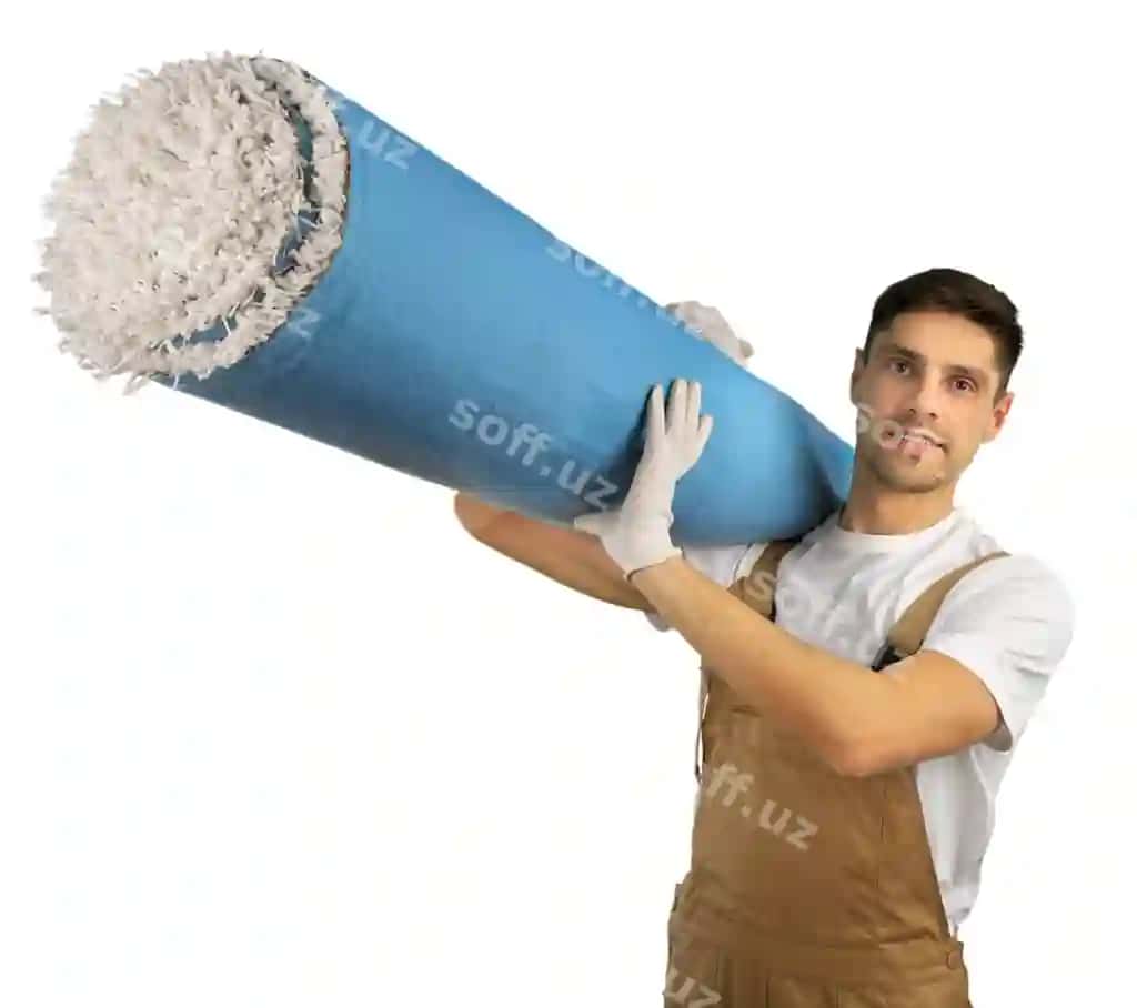 Yosh erkak gʻalaba tutgan ajraltirilgan oq fonda | Young man holding carpet isolated white background 2