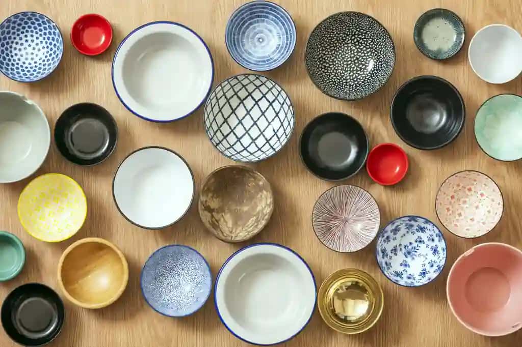 Eman fonida turli xil teksturali bo'sh idishlarni o'rnating | Set empty bowls different textures colors oak background