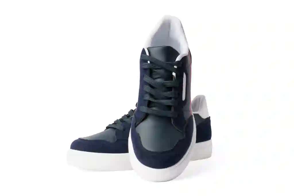 Moviy krossovkalar izolyatsiya qilingan oq fonda qulay zamonaviy poyabzal | Blue sneakers isolated white background comfortable stylish shoes