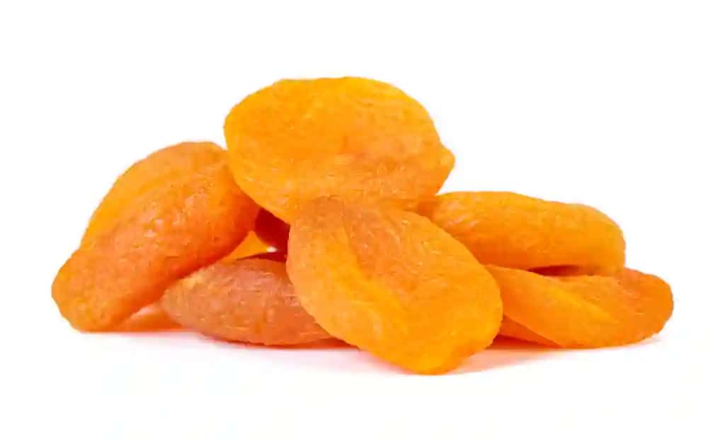 Quritilgan o'rik izolyatsiya qilingan oq fon sog'lom oziq-ovqat | Dried apricots isolated white background healthy food