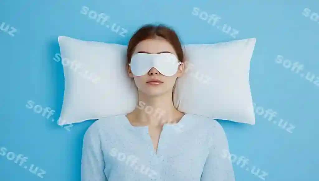 Yosh ayol pajama yomg'ok maskasi uyqu oq pillo ajralangan ko'k | Young woman pajamas night mask sleeping white pillow isolated blue