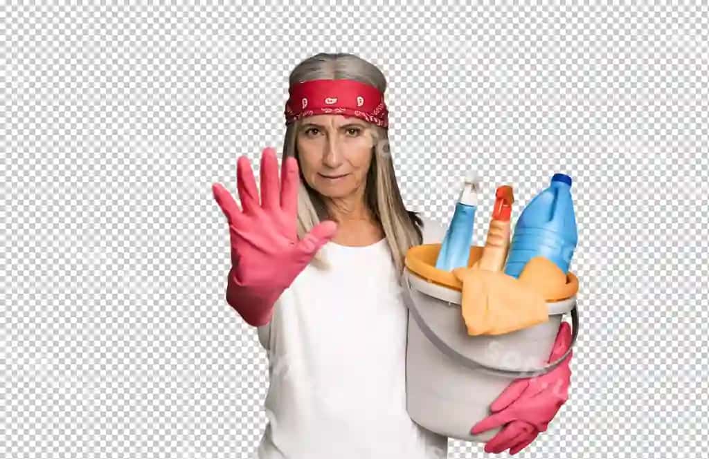 Jiddiy koʻrinishda kafti ochiq, toʻxtash ishorasi | Looking serious showing open palm making stop gesture