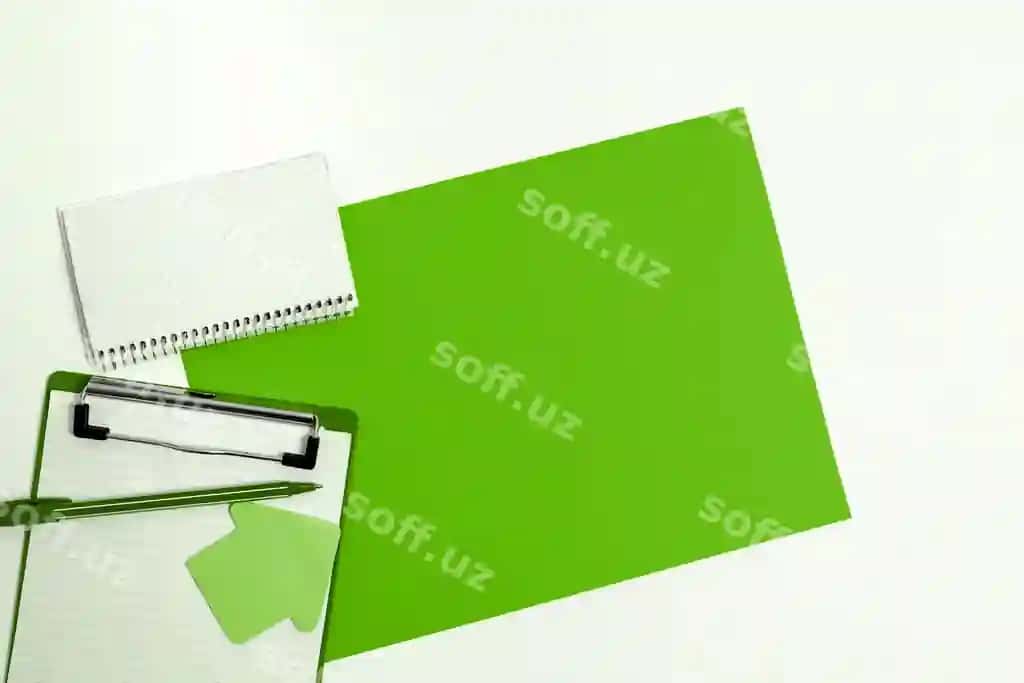 Ofis jihozlari stoli klaviatura ko'z qo'yish kofe stakani uydan ishlash turli xil maktab jihozlari issiq ichimlik bilan o'rganish ko'z qo'yish | Office supplies desk with keyboard glasses coffee cup working remotely assorted school utilities studying with hot drink eyeglasses