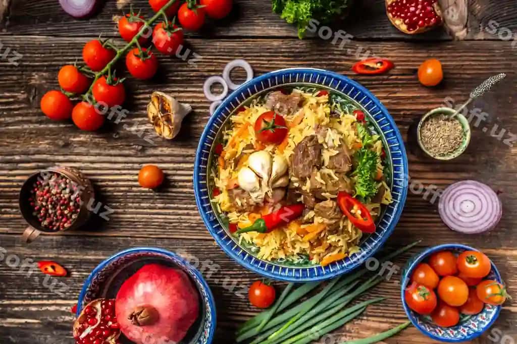 An'variy o'zbek ovqati palov guruch go'sht, sabzi, piyoz bilan sharqiy naqshli liko o'zbek sharqiy taomlari yuqori ko'rinish | Traditional uzbek meal called pilaf rice with meat carrot onion plate with oriental ornament uzbek oriental cuisine top view