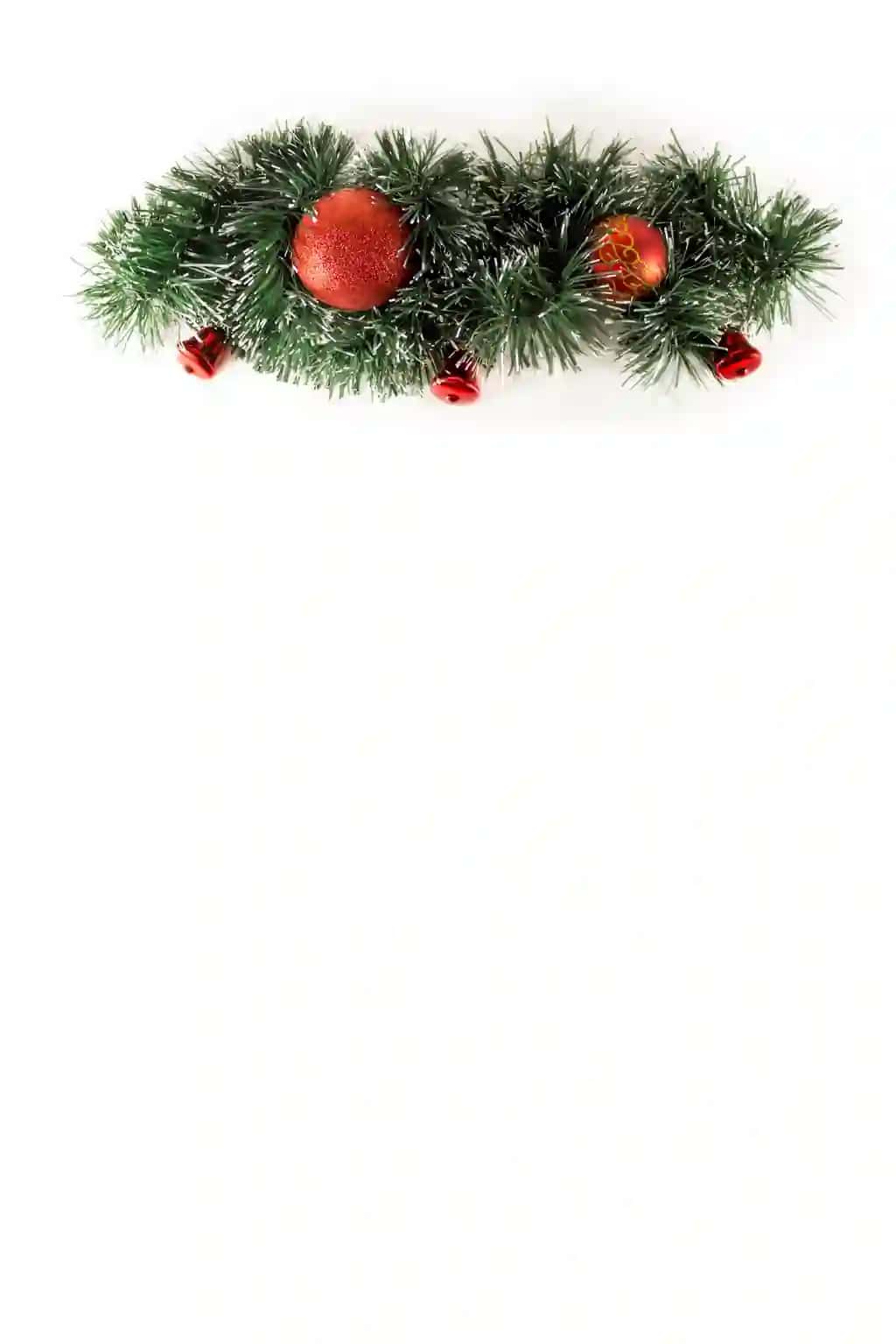 Keng kamar shaklidagi Rojdestvo chegarasi izolyatsiyalangan oq rangli yangi archa novdalari bezaklari qizil Rojdestvo daraxti izolyatsiya qilingan Rojdestvo bezaklari | Wide arch shaped christmas border isolated white composed fresh fir branches ornaments red christmas tree isolated christmas decoration