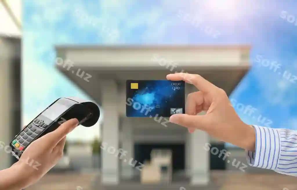 Ayol benzin stantsiyasida yoqilma to'lovi uchun kredit kartasi orqali to'lov terminali orqali to'lov qilmoqda yaqin surat. | Woman paying fuel using credit card via payment terminal gas station closeup