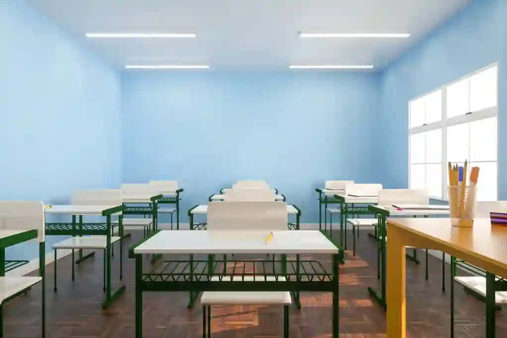 Oq stollar, stullar, deraza yonida qatorlar joylashgan, quyosh nuri tushgan, ko'k devorlari bo'lgan sinf xonasi, 3D render | White tables chairs located rows near window sunlit classroom with blue walls 3d render