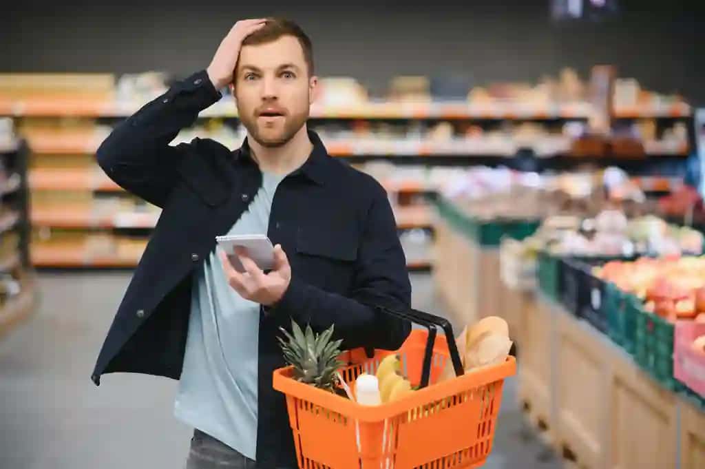 Yigit oziq-ovqat do'konida xarid qilish tushunchasi | Young man shopping grocery store shopping concept