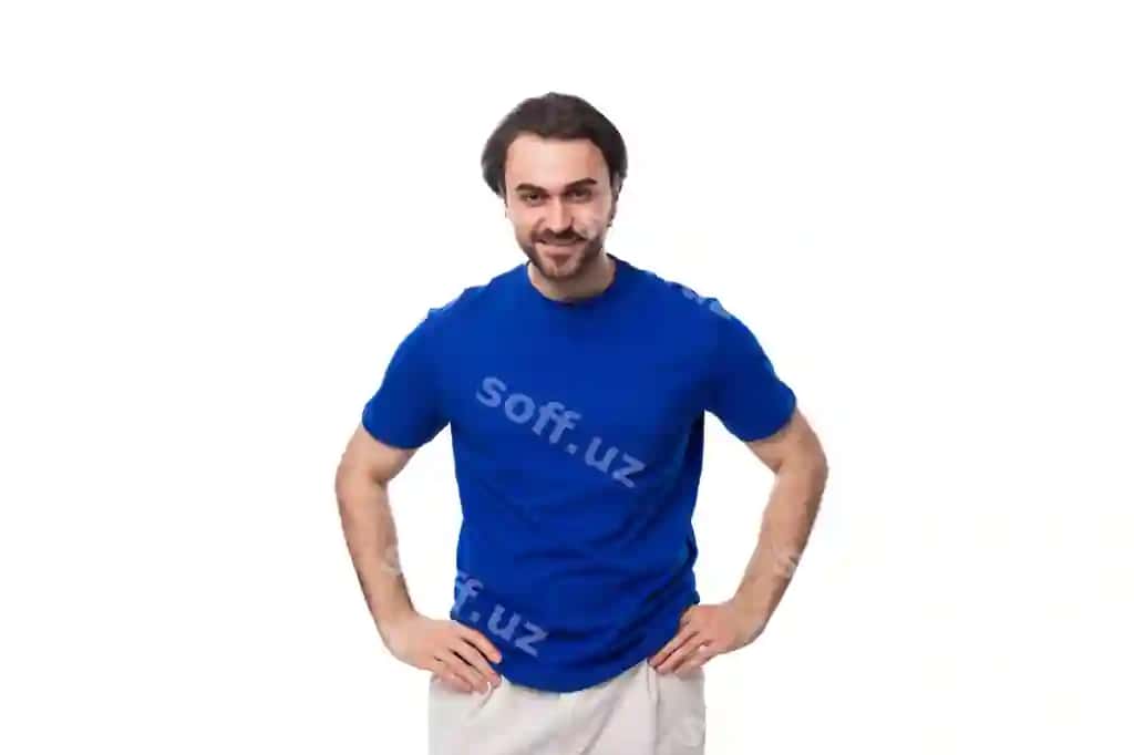 Yosh soyg'ine qora sochli boq'li erkak ko'k futbolka kiygan oq orqa fonda | Young wellgroomed brunette man with beard dressed blue tshirt white background