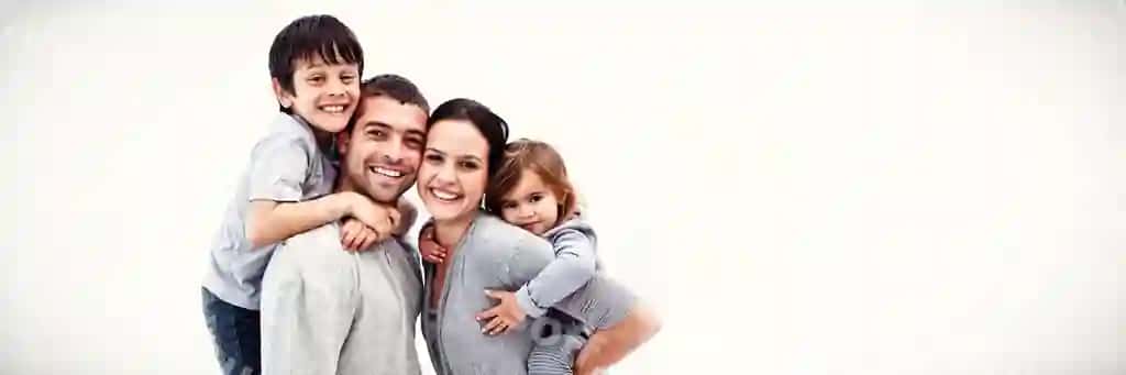 Baxtli ota-ona bolalarga uyga siradagi joy berish | Happy parents giving children piggyback rides home