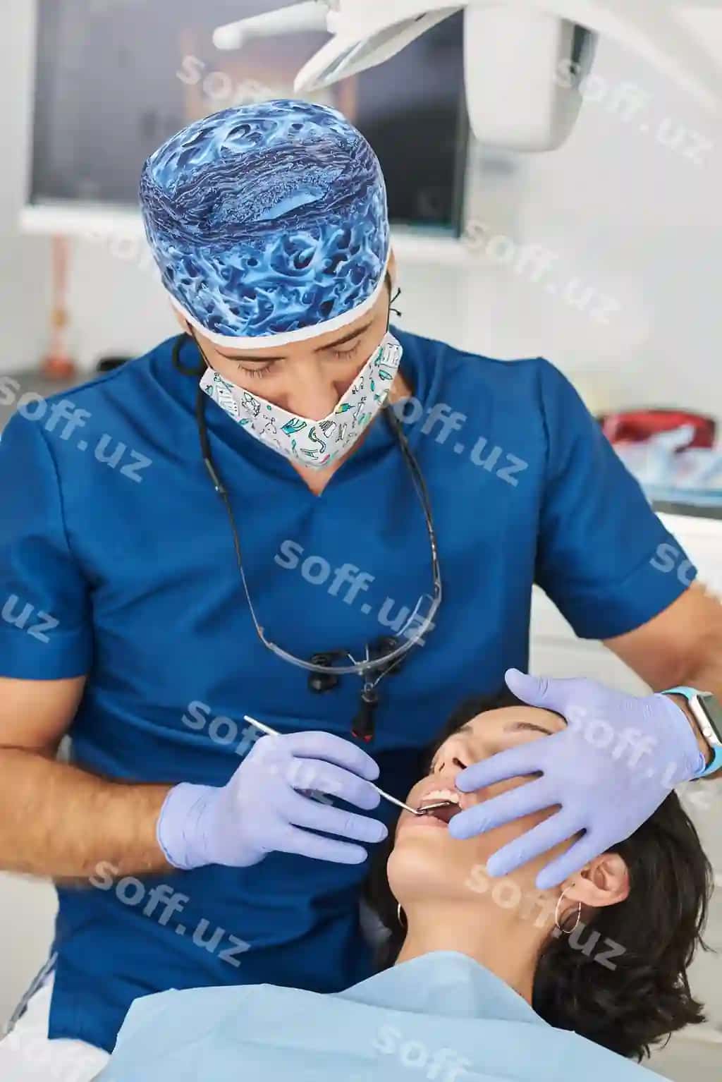 Ayol tishlarini tekshirilayotgan stomatologlar | Woman having teeth examined dentists