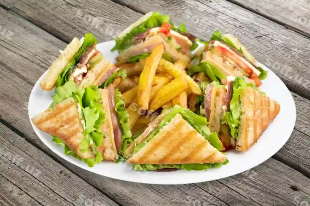 Qovurilgan yarımlar sandvichlar yog'ochli stol | Grilled halves sandwiches wooden table