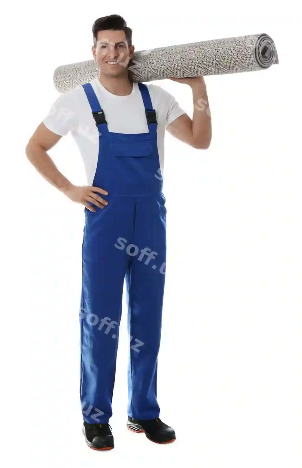 Oq fonda o'ralgan gilamli erkak ishchi | Male worker with rolled carpet white background