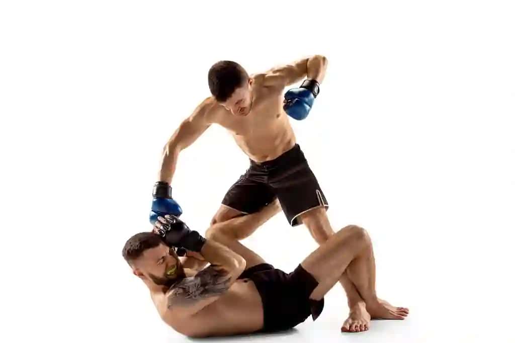 Ikkita professional jangchilardan voz kechinglar, oq studiya fonida ajralib turadigan juftlik mos mushakli kavkazlik sportchilar bokschilar bilan kurashmoqda. | Give up two professional fighters posing isolated white studio background couple fit muscular caucasian athletes boxers fighting sport competition human emotions concept
