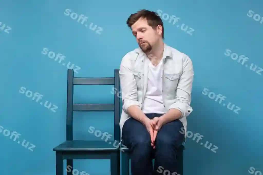 Men yolg'iz stulda o'tirganman, uning nushualoshi suhbatga kelgan. | Man sitting alone chair his girlfriend did come date